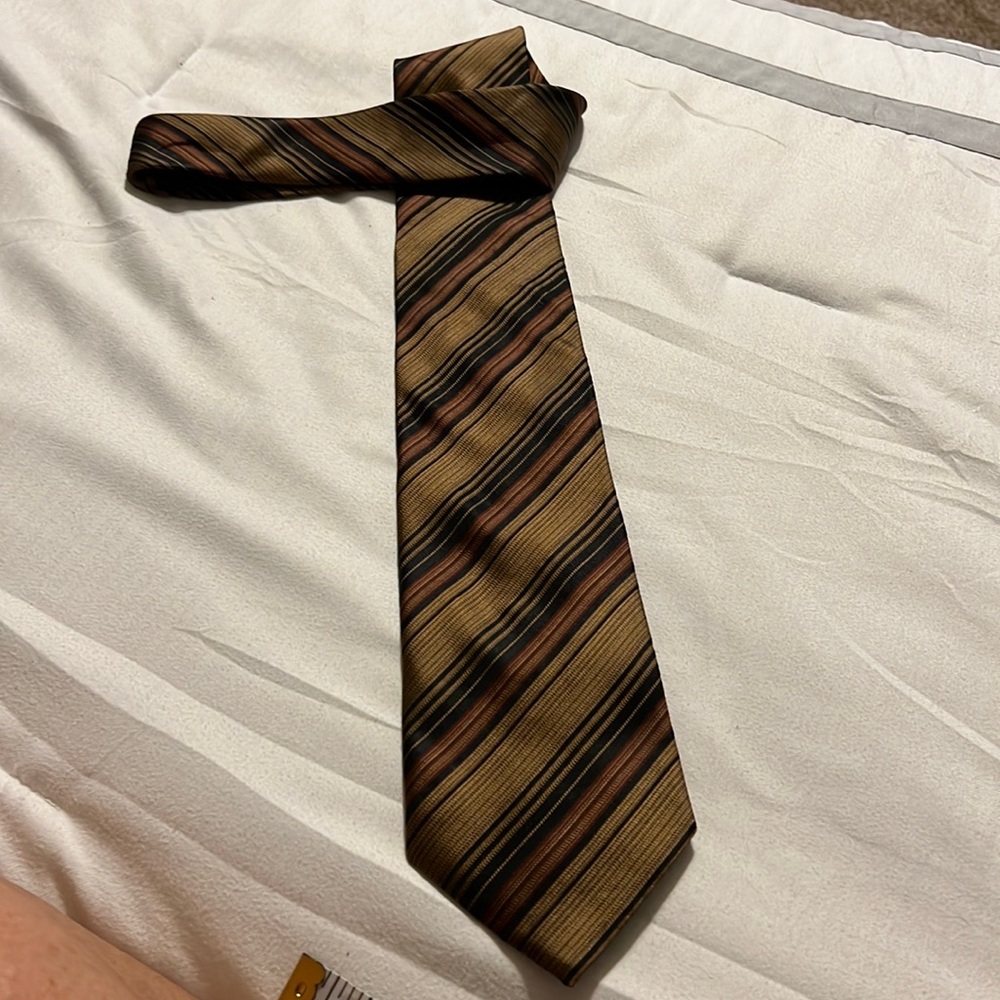 XMI Platinum diagonally striped 100% silk tie